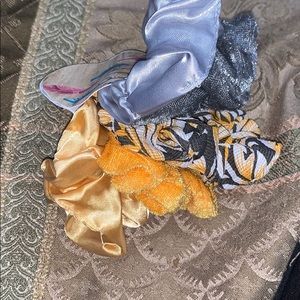 5 assorted scrunchies